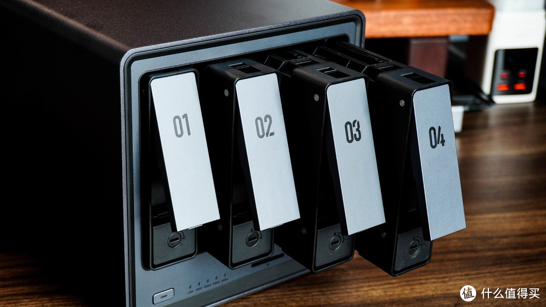 随身存储时代来了！绿联DXP4800让NAS家庭化