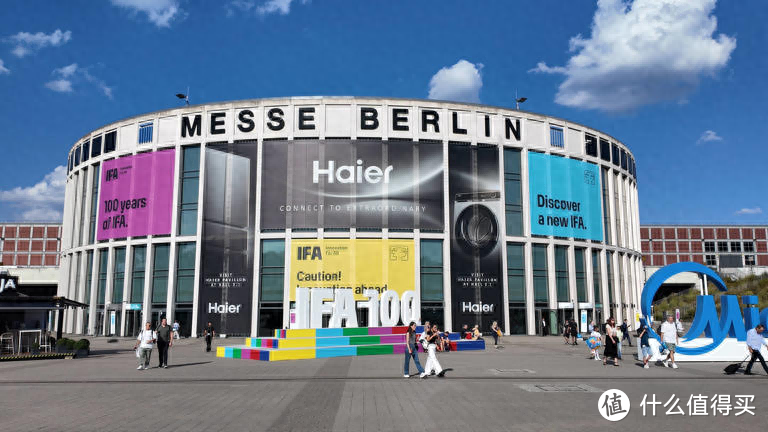 极空间私有云T2 随身数据魔盒亮相IFA展，便携式NAS成出差必备神器