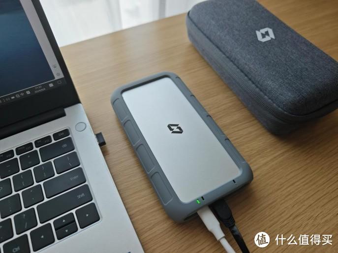 极空间私有云T2 随身数据魔盒亮相IFA展，便携式NAS成出差必备神器