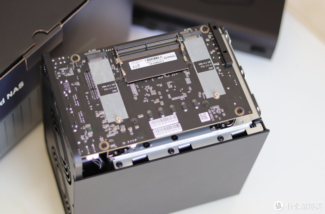 一步登顶 舒适养老 铁威马MAX级NAS 6机械+2固态 搭载全新内核系统TOS 6——F6-424 Max