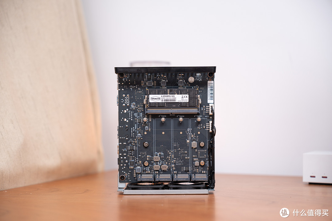 全闪NAS到底有什么用?是不是伪需求?铁威马八盘位全闪NAS F8 Plus解析 全闪NAS到底有什么用?是不是伪需求?铁威马八盘位全闪NAS F8 Plus解析