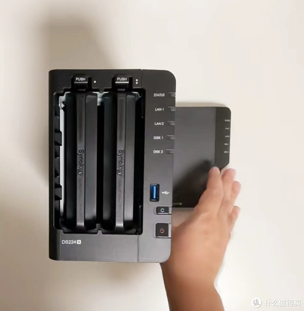 群晖DS224+,让数据管理变得更加轻松和高效 群晖DS224+,让数据管理变得更加轻松和高效