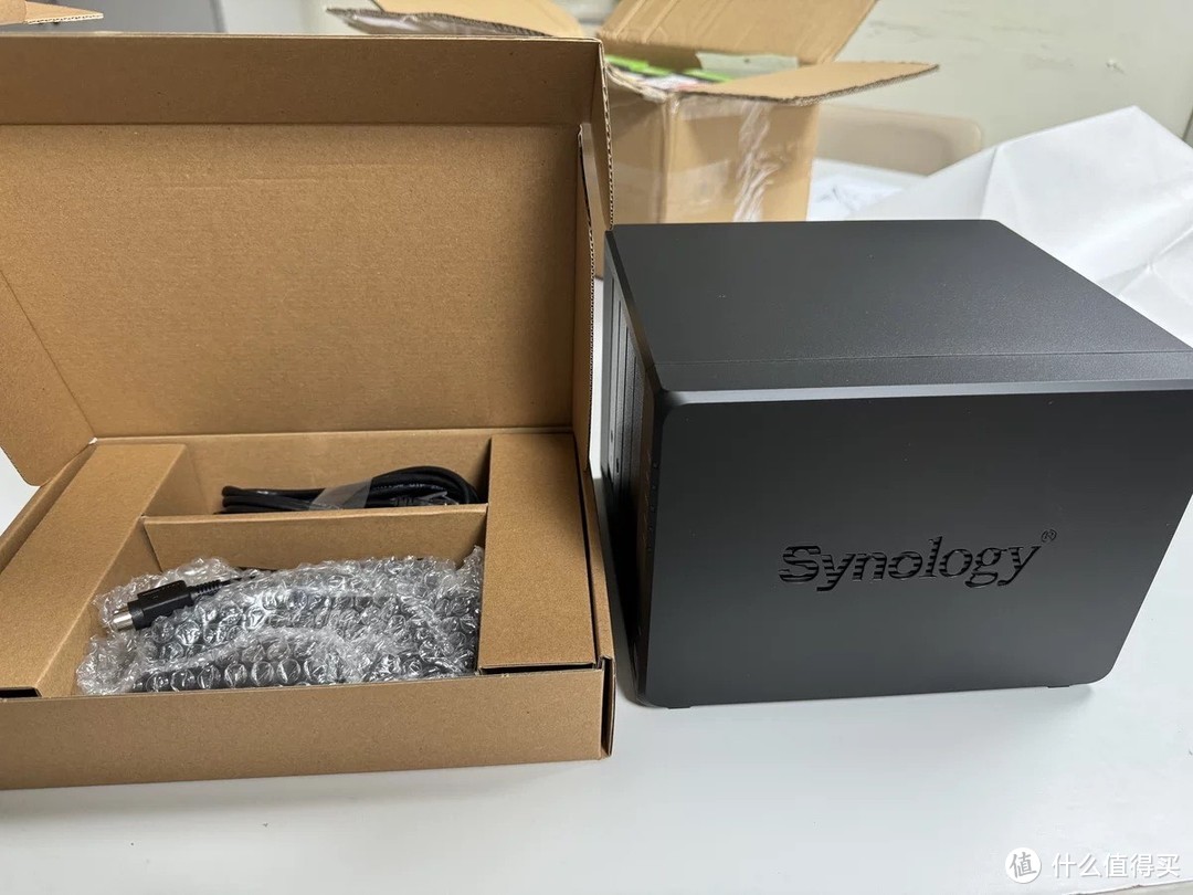 NAS领域的老品牌，有二十多年的沉淀。